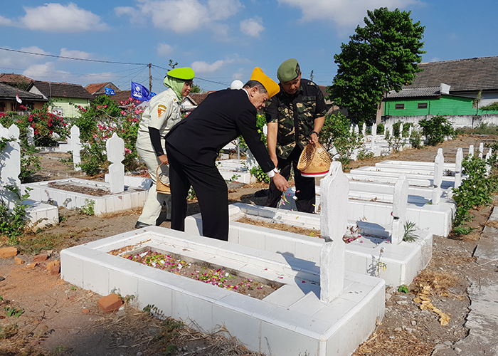 KENANG PERJUANGAN: Anggota Legiun Veteran RI melakukan tabur bunga di taman makam pahlawan kemarin.