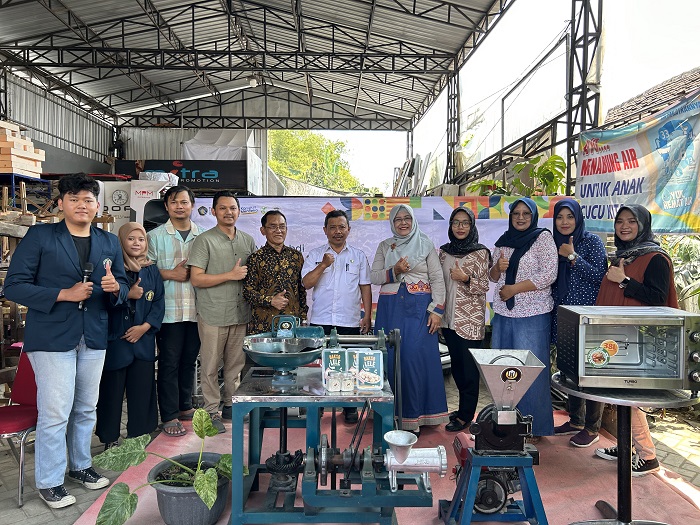 SEBARKAN MANFAAT: Penyerahan alat dari Tim Doktor Mengabdi UB kepada Poklahsar Bankid Sejahtera.