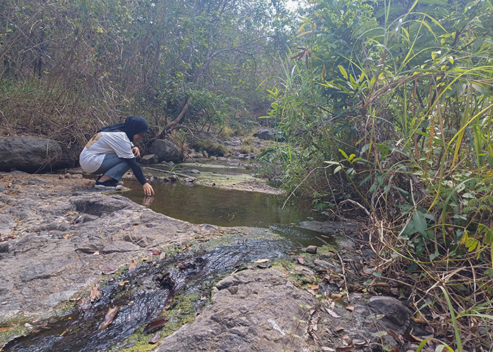 KRUSIAL: Pengunjung singgah di kawasan Sumber Tretes. Mata air tersebut jadi tumpuan warga Dusun Lebaktumpang, Kelurahan Pojok di bawahnya.