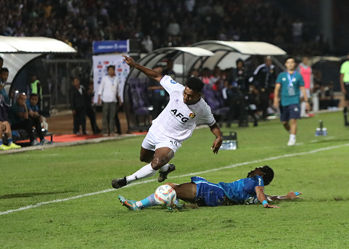 BELA NEGARA: Jeam Kelly Sroyer mendapat tekel dari pemain Persib Bandung saat bertanding di Stadion Brawijaya.