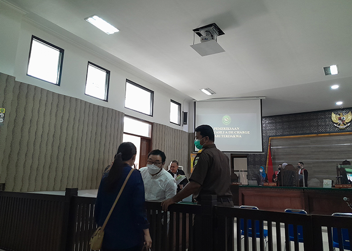 DISKUSI: Direktur PT AFI Farma Arief Prasetya Harahap berbincang dengan istrinya usai sidang di PN Kota Kediri kemarin.