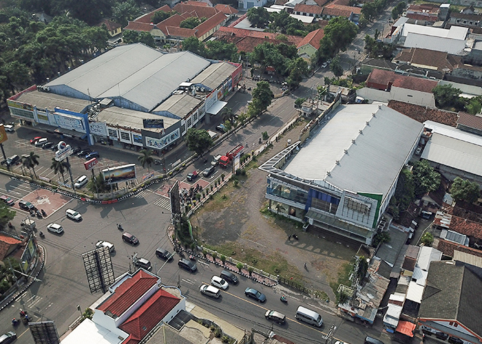 RAMAI: Kondisi lalu lintas di perempatan depan Masjid Agung Kota Kediri. Pemkot Kediri terus menggenjot PAD dari sektor pajak.