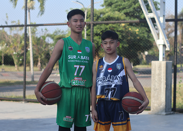 BERBAKAT: Mosses Valentino dan Gleen Christoper mewarisi keterampilan bermain basket dari sang ayah yang juga pebasket.