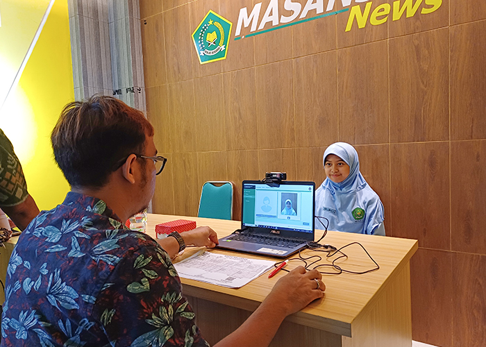 JEMPUT BOLA: Petugas melakukan perekaman Kartu Identitas Anak (KIA) di MTs Negeri 1 Kota Kediri. Ribuan anak di Kota Kediri belum mempunyai kartu tersebut.