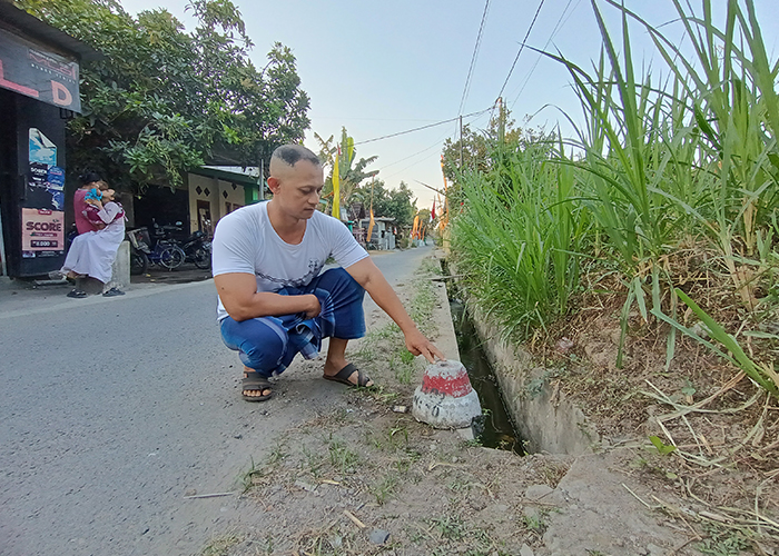 RAIB: Salah seorang warga menunjukkan lokasi bendera merah-putih yang hilang. Warga menduga bendera tersebut hilang dicuri.