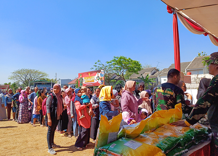 ANTUSIAS: Warga hadir dalam penutupan TMMD di Lapangan Klotok, Kelurahan Pojok, Kecamatan Mojoroto kemarin pagi. Mereka menyerbu pasar murah di sana.