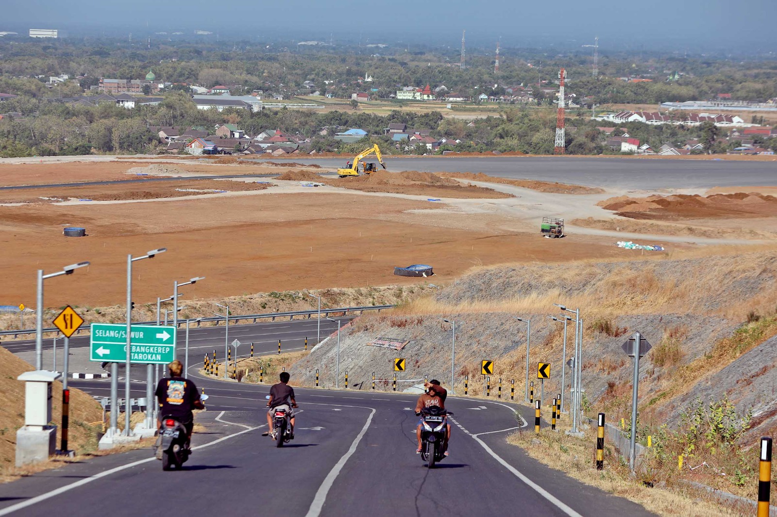 TERUS DIKEBUT: Rekanan menyelesaikan sejumlah item proyek Bandara Dhoho yang hingga kemarin masih dalam proses penggarapan.