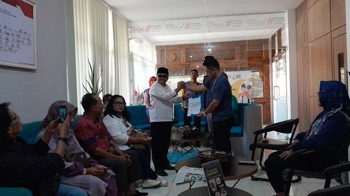 TUNTUT BERAT: Perwakilan Satgas PPA Kota Kediri menyerahkan surat rekomendasi kasus pencabulan di Kelurahan Bandarlor, Mojoroto.