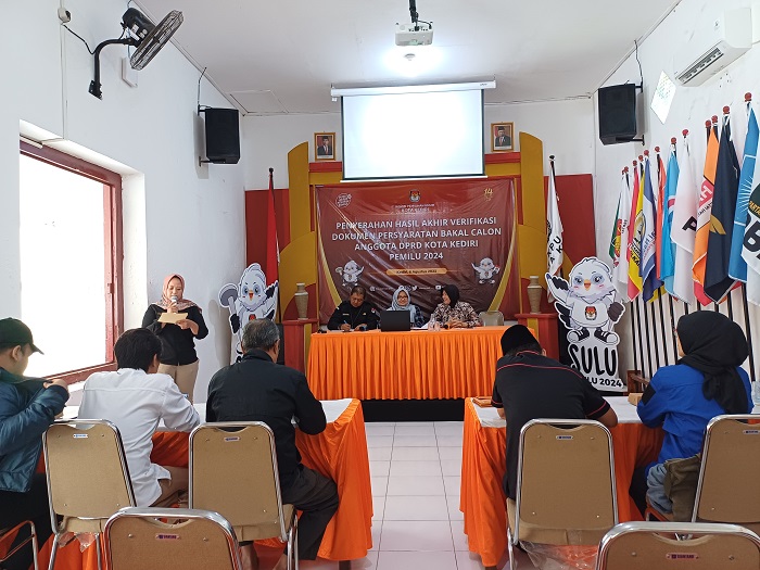 RAPAT: Anggota parpol mengikuti penyerahan berita acara hasil akhir verifikasi dokumen bacaleg (6/8) di KPU.