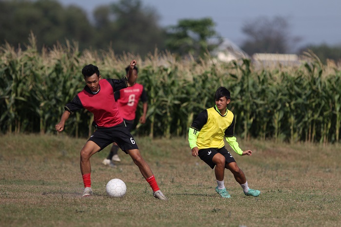 SEMOGA LOLOS: Tim cabor sepak bola Kabupaten Kediri saat berlatih jelang pra-porprov di Desa Nambaan, Kecamatan Ngasem.