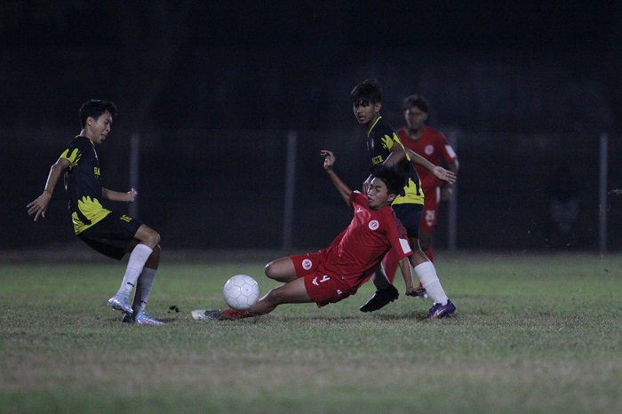 KURANG KOMPAK: TIm Persedikab U-17 saat dikalahkanoleh Bali Soccer Indonesia di Stadion Canda Bhirawa (10/8). Kekalahan tim terjadi akibat kurangnya latihan.