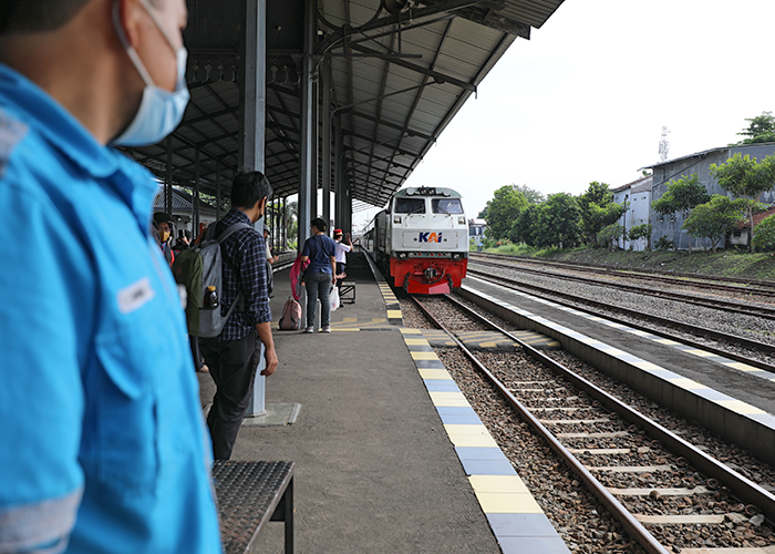 KERETA TIBA: Sejumlah penumpang sedang menunggu kedatangan kereta api di Stasiun Kota Kediri.