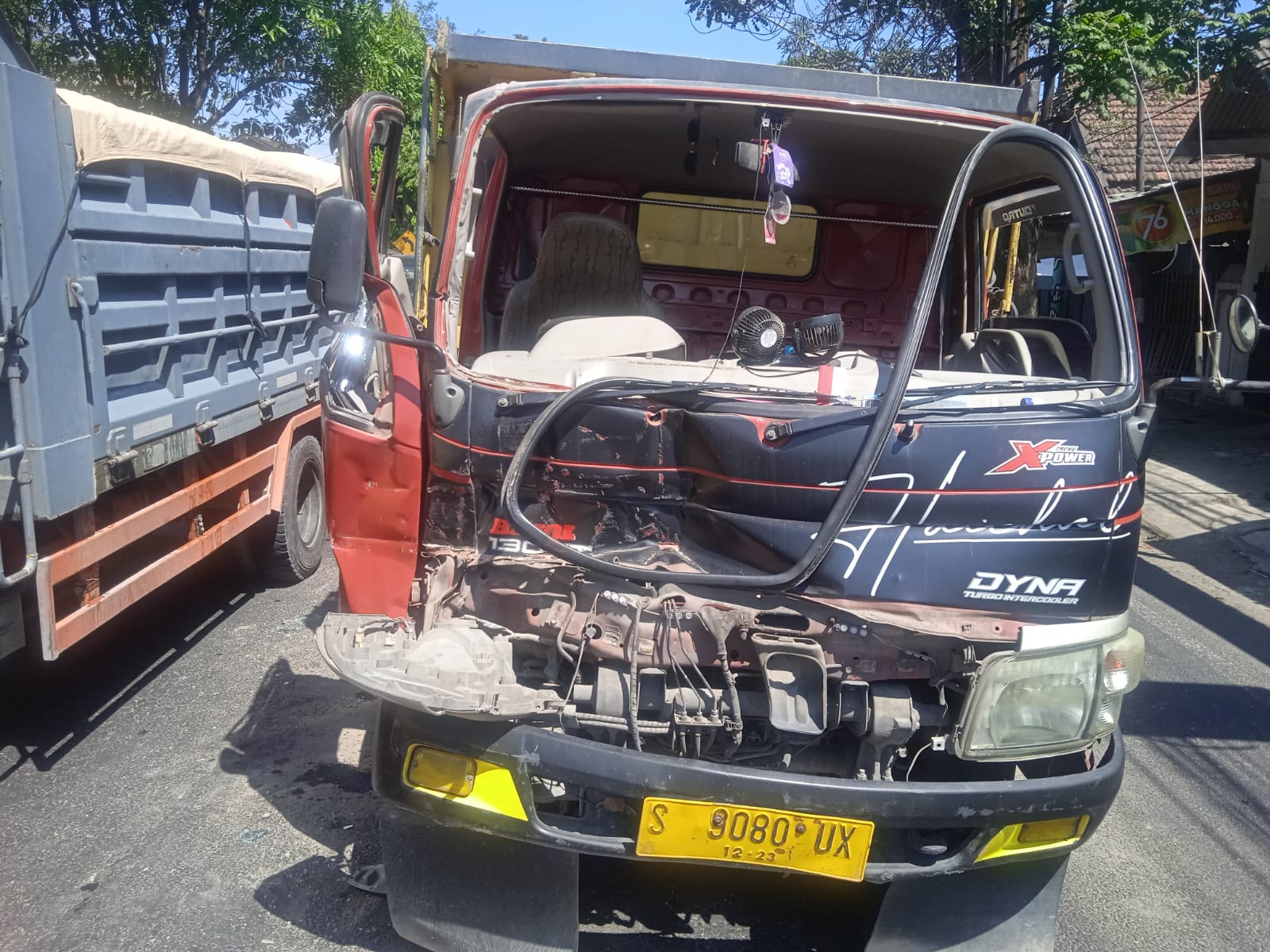 RUSAK RINGAN: Polisi mengamankan salah satu unit truk yang terlibat kecelakaan di Jl KH Ahmad Dahlan, Kelurahan Ngampel, Mojoroto.