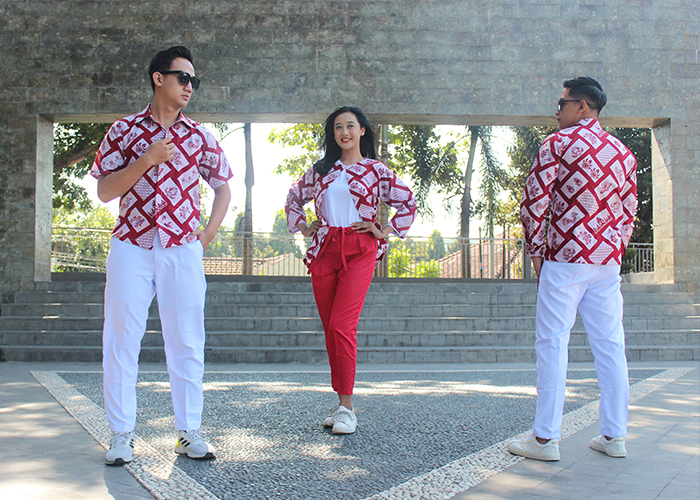 TRENDI : Dalam rangka memperingati hari kemerdekaan Indonesia, batik lochatara membuat edisi khusus. Pakaian ini cocok digunakan oleh anak muda.