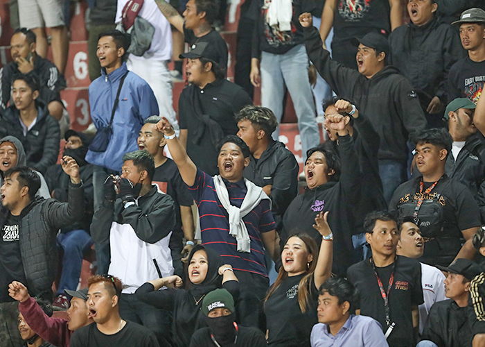 FANATIK: Suporter Persis Solo saat mendukung tim kebanggaannya bertanding melawan Persik Kediri di Stadion Brawijaya Sabtu (12/8).