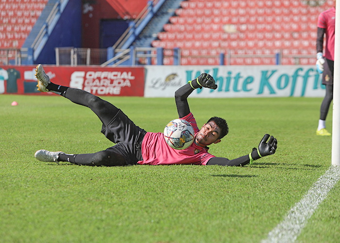 COME BACK: Kiper Persik Kediri Kurniawan Kartika Ajie ketika berlatih bersama tim beberapa waktu yang lalu.