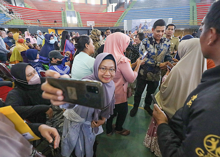 LAUTAN MANUSIA: Wali Kota Kediri Abdullah Abu Bakar diserbu emak-emak saat penyaluran banmod di GOR Jayabaya kemarin.
