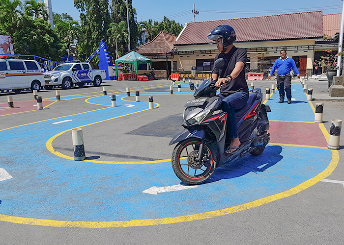 FOKUS: Salah seorang pemohon SIM menjaga keseimbangan agar tidak terjatuh saat mengikuti ujian praktik kemarin.