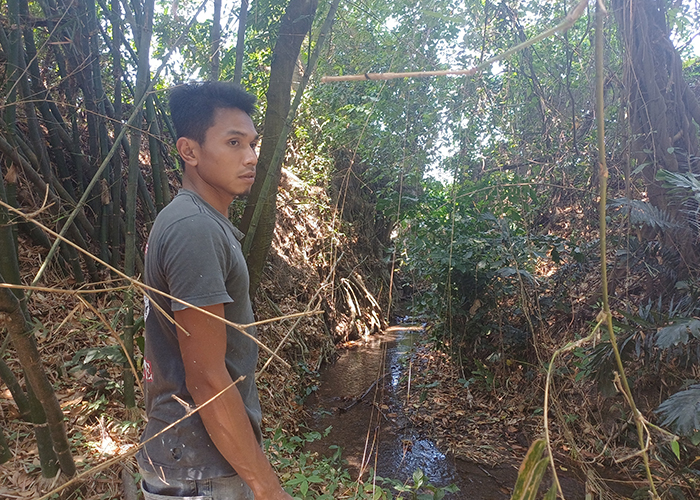 SEPI: Salah seorang warga mengunjungi Sumber Jedog di Kelurahan Ngletih, Kecamatan Pesantren, Kota Kediri.