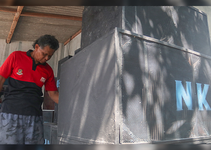 HARUS DIATUR: Salah satu pekerja NK Sound System di Desa Tulungrejo, Pare membersihkan sound system yang selama Agustus ini banyak disewa masyarakat.
