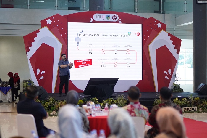 BERI SUNTIKAN SEMANGAT: Bupati Dhito mendorong pelaku UMKM agar lebih inovatif ke depannya.