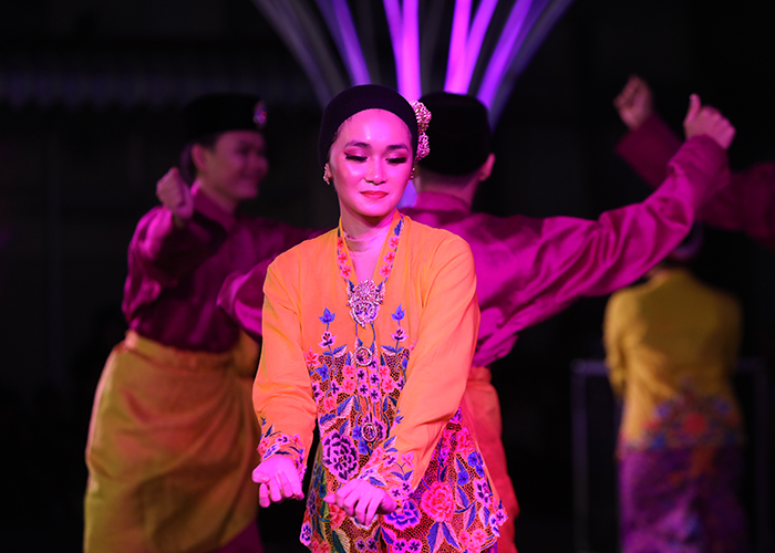 MUHIBAH SENI: Mahasiswa asal Malaysia menampilkan karya seni tari dalam malam Seni dan Karawitan di Kampus UNP (19/8).