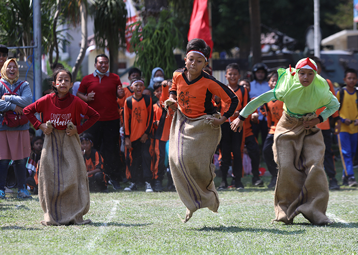 LOMPAT: Beberapa siswa sekolah dasar mengikuti lomba balap karung dalam perayaan Kemerdekaan Indonesia di halaman Balai Kota Kediri (19/8)