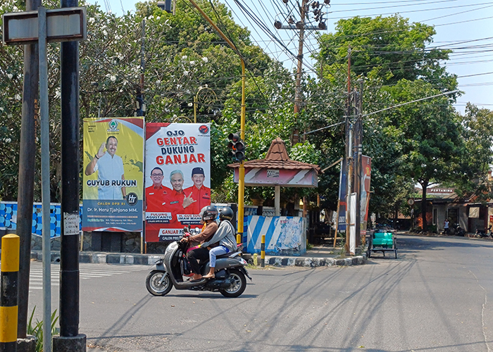 STRATEGIS: Sejumlah bacaleg memasang baliho di perempatan Jl Imam Bonjol, Kota Kediri.