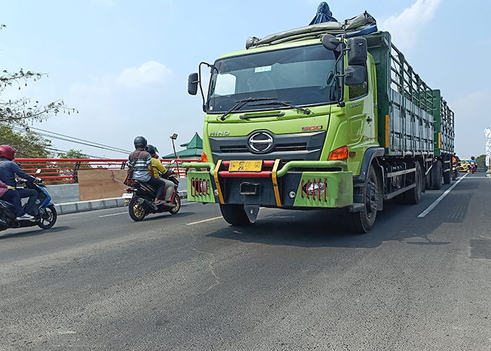 PELAN PELAN: Kendaraan besar seperti bus dan truk sudah mulai melintas di jembatan Bandarngalim Kota Kediri sejak pukul 12.00 WIB Minggu lalu (20/8).