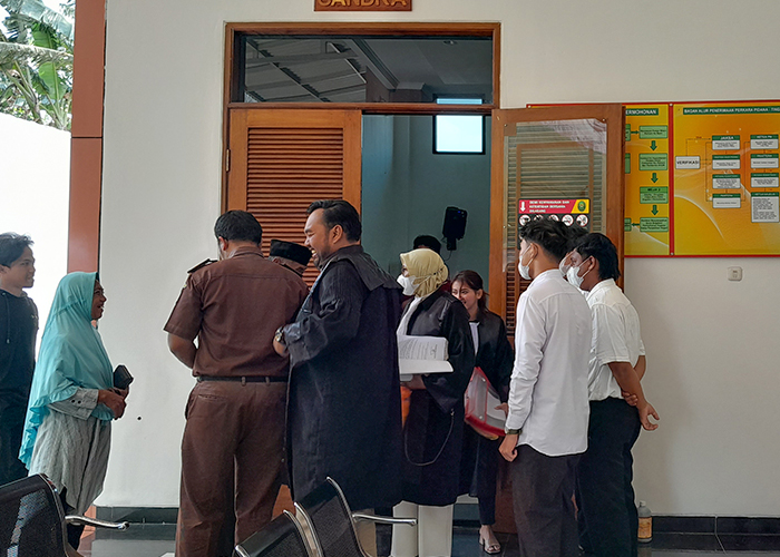 BUBAR SIDANG: Suasana seusai persidangan terdakwa AS kemarin. Terdakwa kasus pencabulan ini ngotot tidak bersalah.