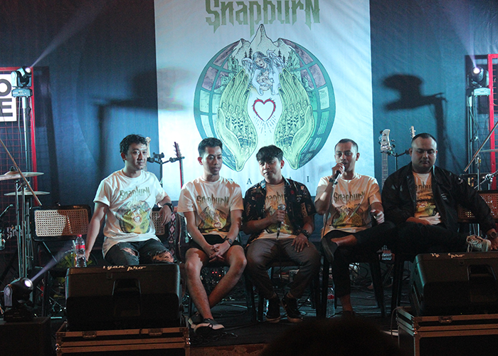 LAUNCHING: Snapburn membawakan lagu Damai di salah satu kafe di Mojoroto (20/8).