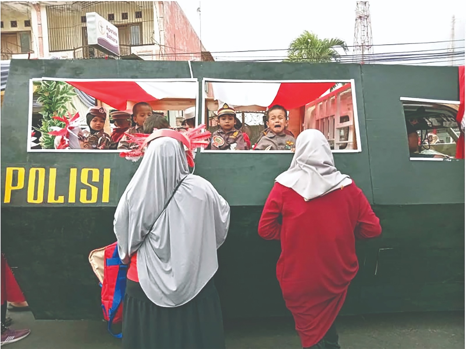 KOK NANGIS: Anak TK ABA 1 Kertosono memakai seragam polisi naik &lsquo;barracuda&rsquo; menangis saat karnaval kemarin.