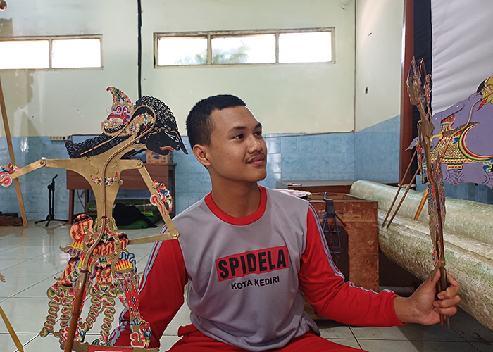 IDOLA: Adham Hilmi Grandisson memainkan tokoh wayang Abimanyu (kiri) dan&hellip;. di sanggar SMPN 8 Kota Kediri (16/8).