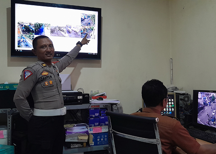 PANTAU: Kanit Turjawali Polres Kediri Kota Iptu Cahyo Widodo menunjukkan arus lalin di Jalan Panglima Sudirman kemarin.
