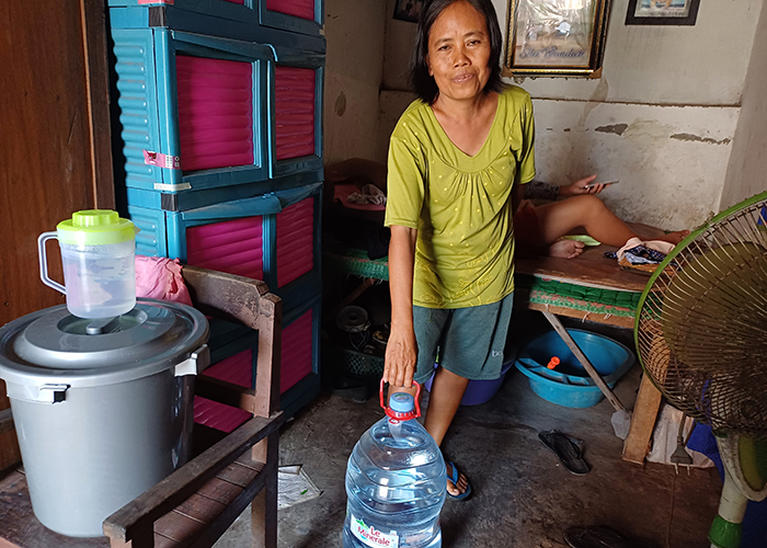 DARURAT: Warga Kelurahan Tempurejo, Pesantren menunjukkan bantuan air minum dari SPBU di lingkungan mereka.