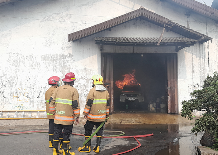 AKSES SEMPIT: Satu unit mobil Lexus di gudang milik Bobby Suharto di Kelurahan/Kecamatan Pare kemarin siang dilalap api setelah garasi tempat penyimpanannya terbakar.