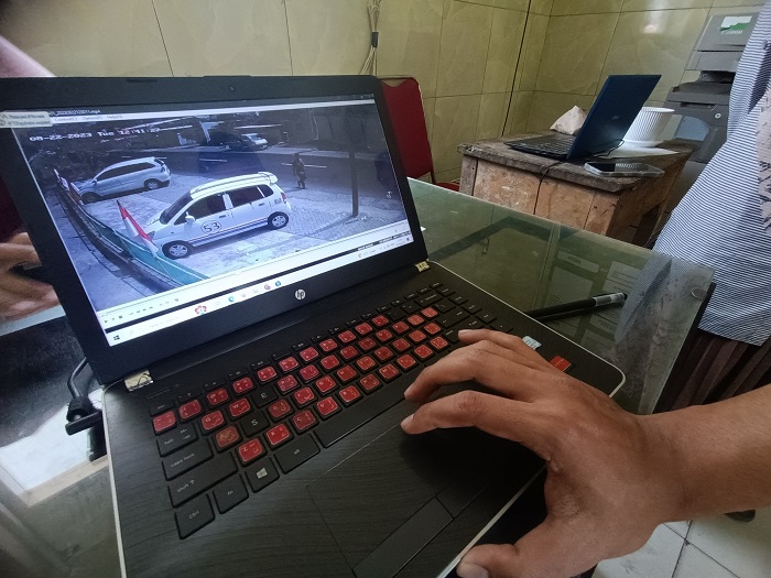 BELUM TERUNGKAP: Karyawan IAI Badrus Sholeh Purwoasri menunjukan rekaman CCTV detik-detik aksi pencurian sepeda motor.