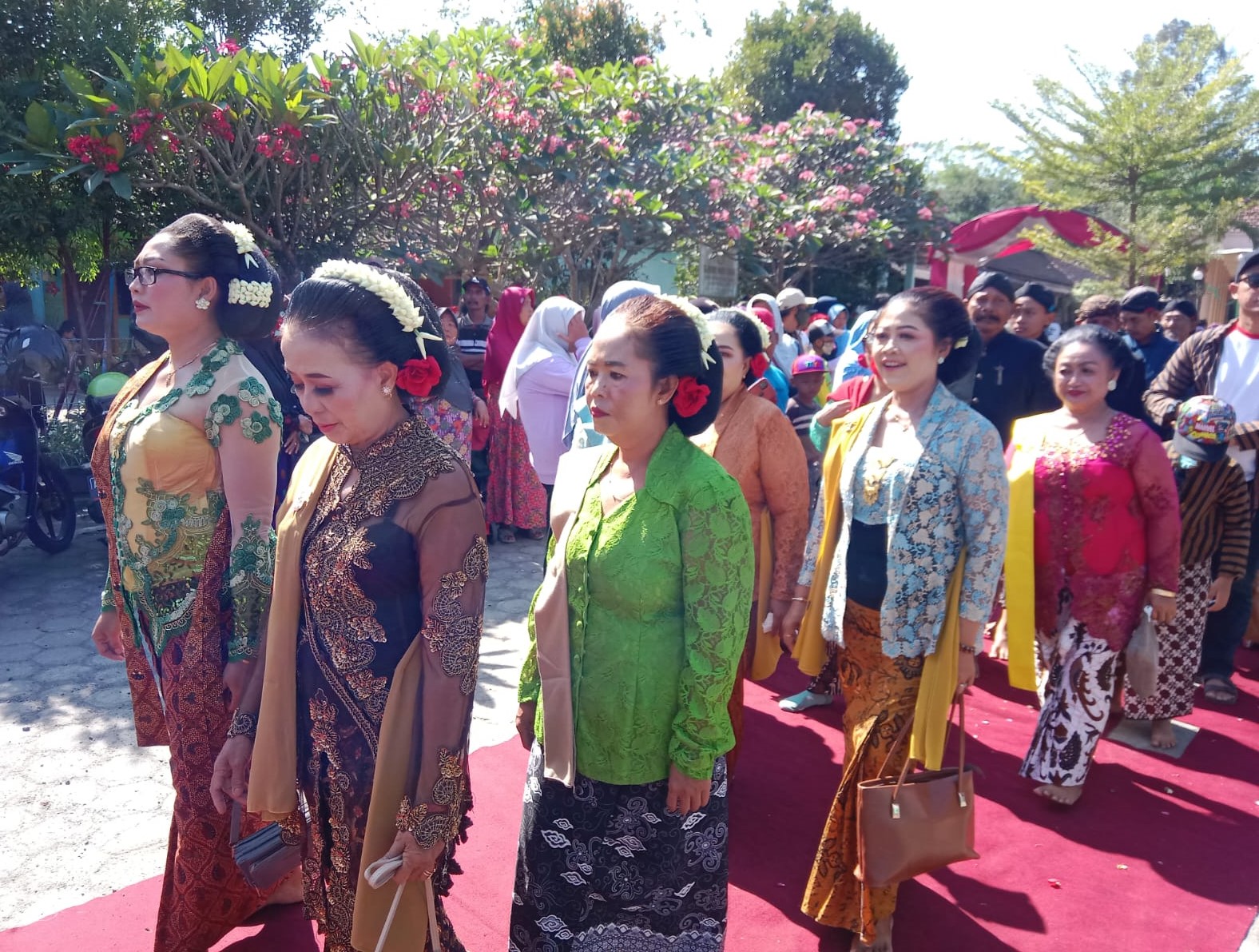 BUDAYA JAWA: Belasan anggota komunitas Perempuan Bersanggul mengikuti ritual 1 Sura di petilasan sendang Tirta Kamandanu.
