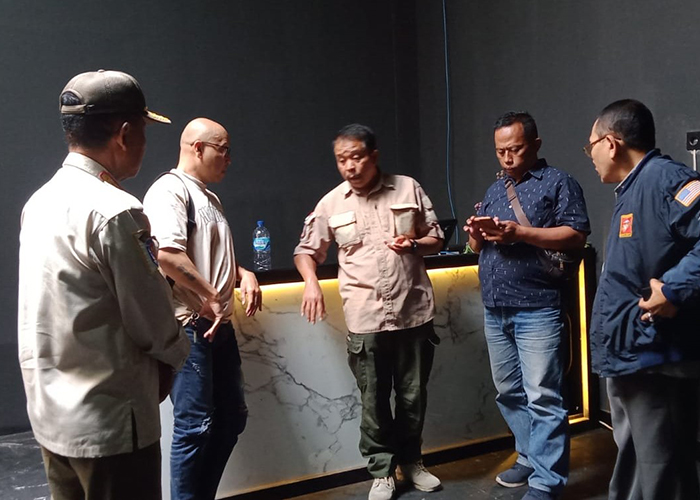 TEGAS: Tim Satpol PP Kota Kediri berdialog dengan manajemen saat meminta menghentikan operasional Kafe Bacchus kemarin.