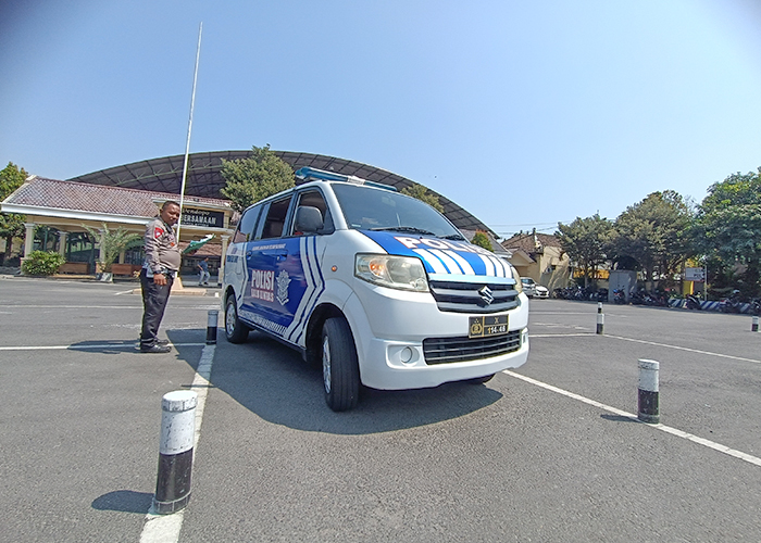 HATI-HATI: Salah seorang pemohon SIM A sedang mengikuti ujian praktik di Satlantas Polres Kediri kemarin. Jumlah pemohon diklaim meningkat karena tingginya kepemilikan mobil.