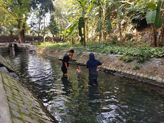 ASRI: Pengunjung bermain air di sumber Ngadiloyo yang berada di Desa/Kecamatan Ngadiluwih kemarin.