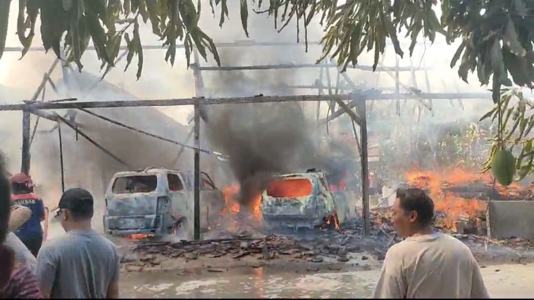 MENYALA: Garasi mobil milik Gunadi, Kades Buduran, Bagor yang terbakar, Minggu (27/8).