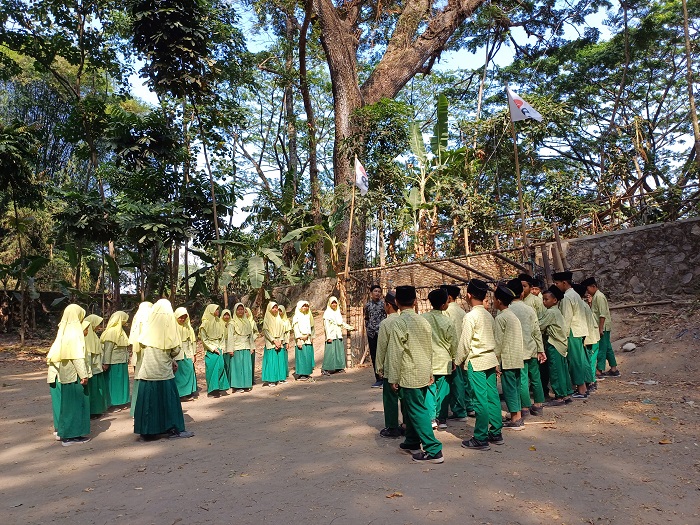 RAMAI: Sumber Ngadiloyo di Desa/Kecamatan Ngadiluwih digunakan anak-anak sekolah untuk kegiatan outing class kemarin.