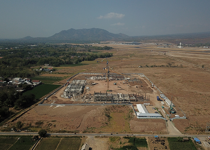 KEBUT FONDASI: Sejumlah pekerja proyek stadion di Desa Bulusari, Tarokan menggarap struktur beton. Hingga akhir Agustus realisasi proyek sudah mencapai 25 persen.