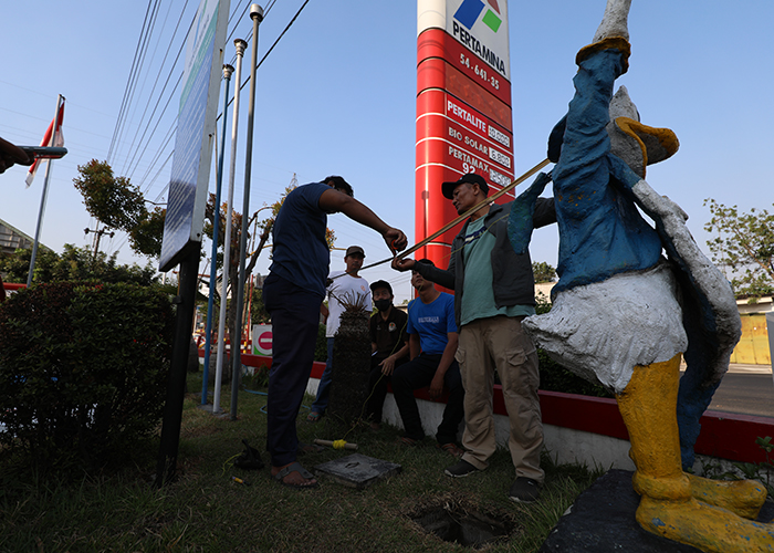 TELITI: Tim DLHKP Kota Kediri memeriksa kedalaman sumur pantau SPBU Pertamina. Tim juga memeriksa kedalaman dan muka air sumur warga.