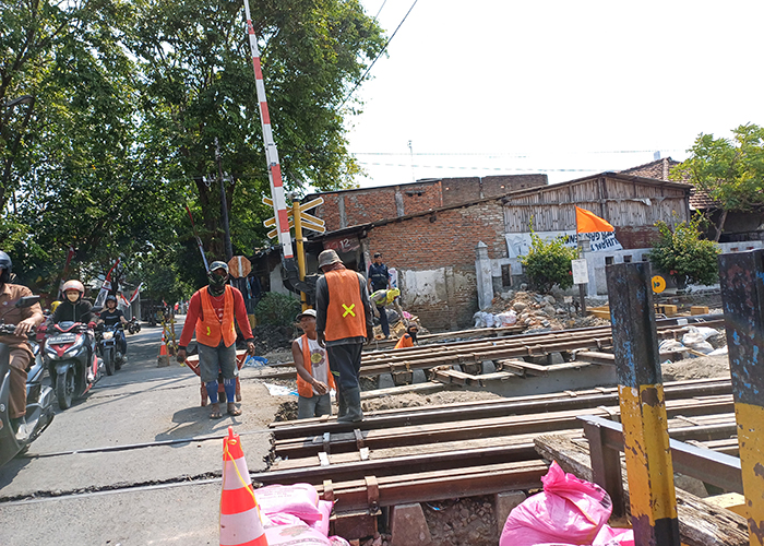 RUMIT: Pekerja menggarap proyek drainase di bawah rel KA Jl Sriwijaya Kota Kediri.