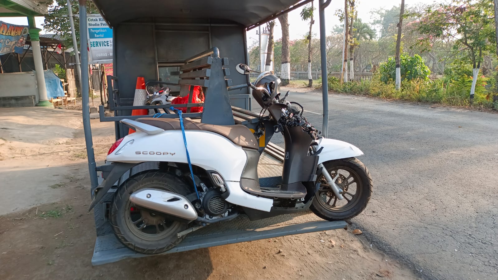 RINGSEK: Motor Honda Scoopy yang terlibat dalam kecelakaan di Blabak.
