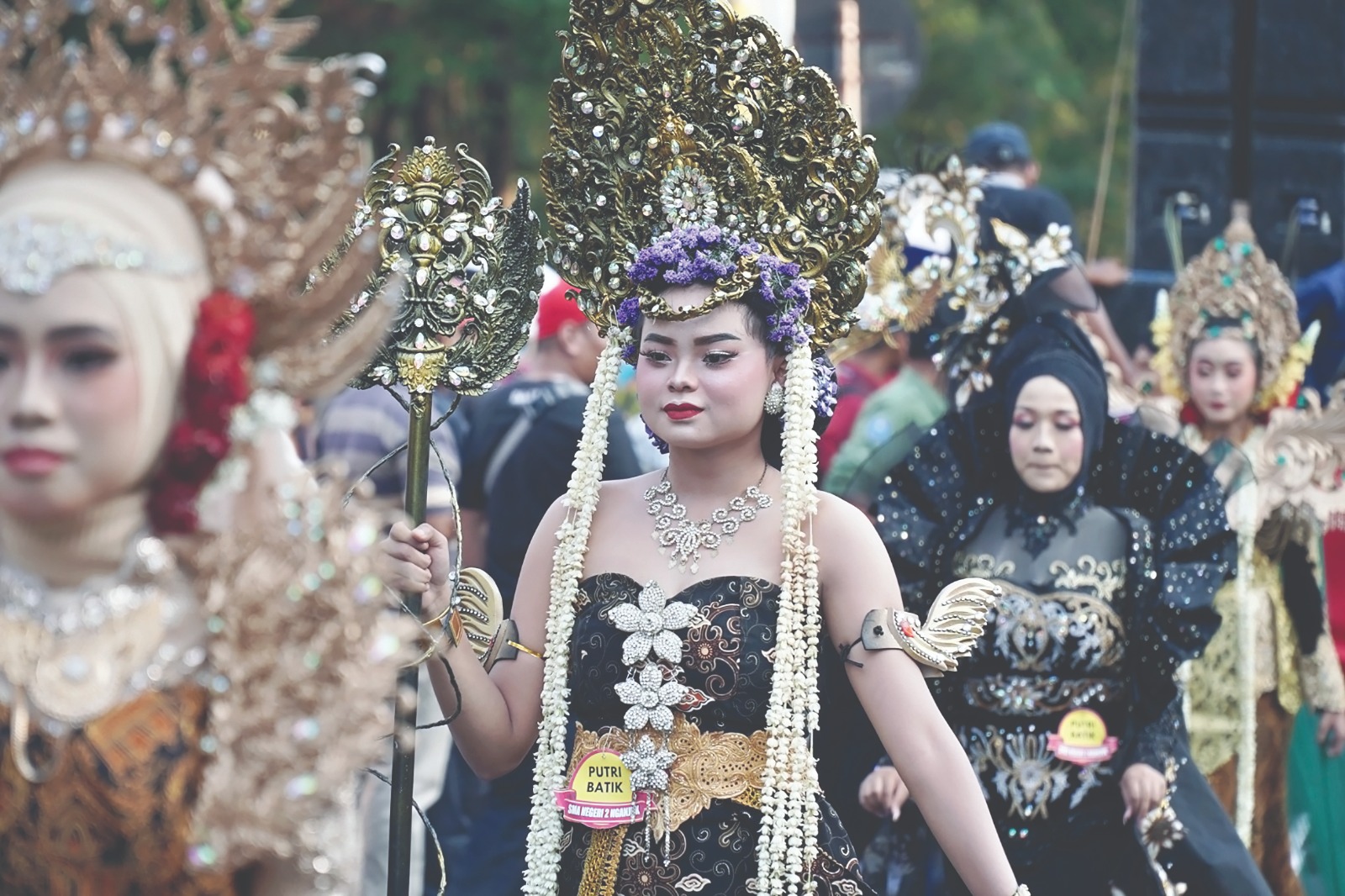 BANGGA: Anggi tampil sebagai putri batik Smada Nganjuk di karnaval tingkat SMA.