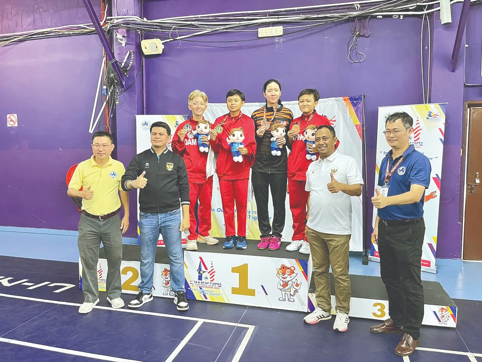 SABET MEDALI EMAS: Anggi foto bersama peraih medali di cabor bulutangkis paralympic. Dia berhasil menjadi juara 1.
