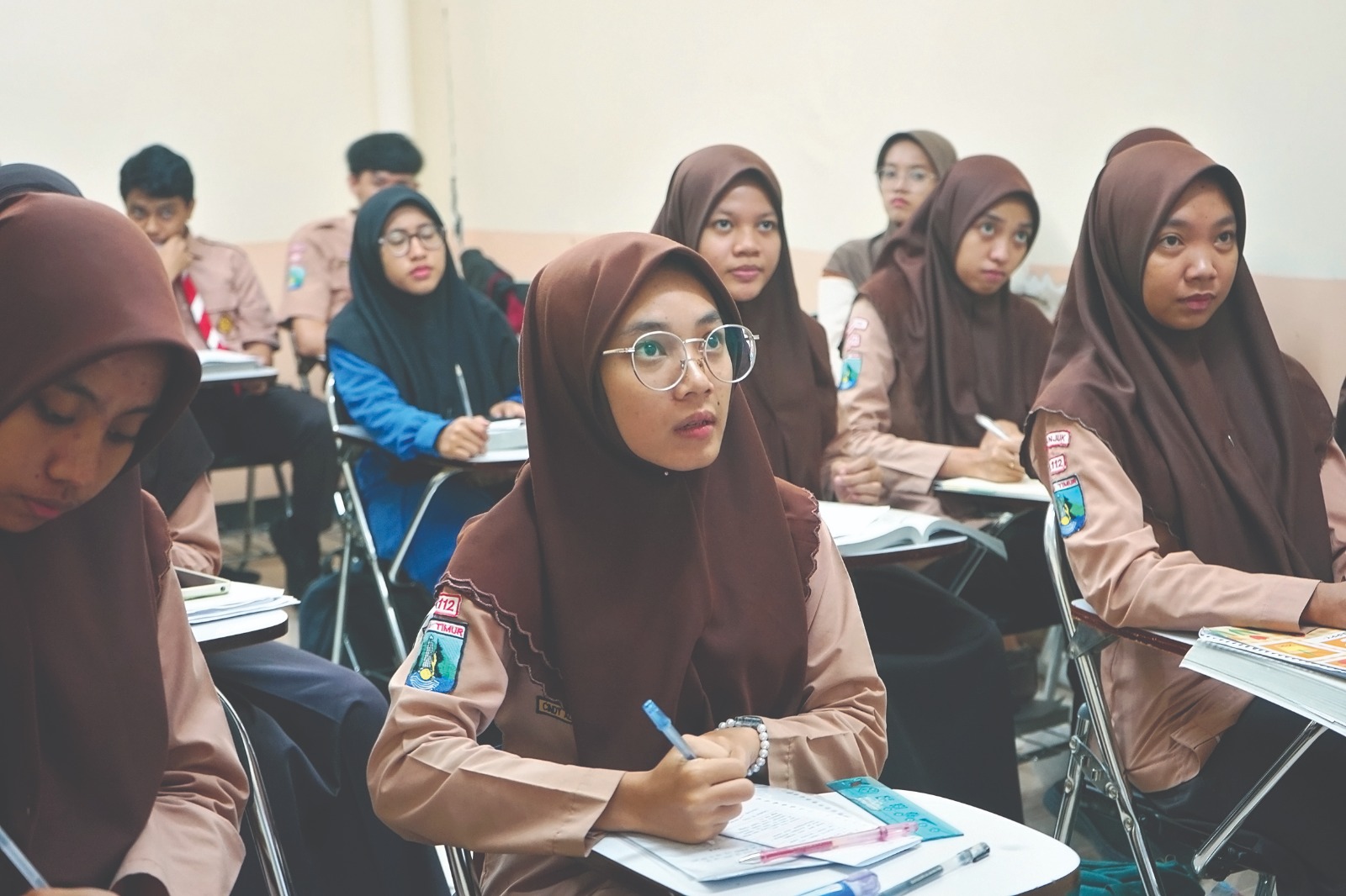 SERIUS: Siswa mengikuti proses belajar mengajar di lembaga bimbingan belajar.